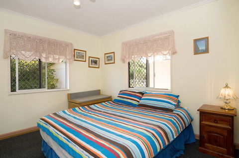 Lowset, Pet Friendly Cottage - Sunset Ave, Bongaree - Hotel Accommodation 15