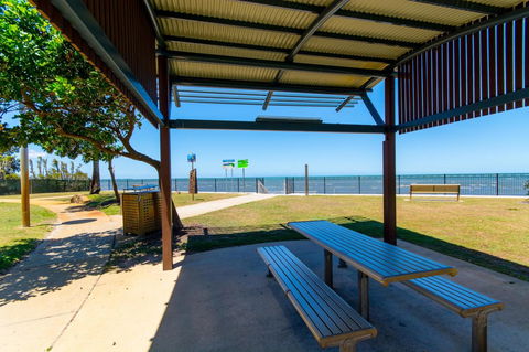 Lowset, Pet Friendly Cottage - Sunset Ave, Bongaree - Hotel Accommodation 16