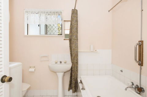 Lowset, Pet Friendly Cottage - Sunset Ave, Bongaree - Hotel Accommodation 17