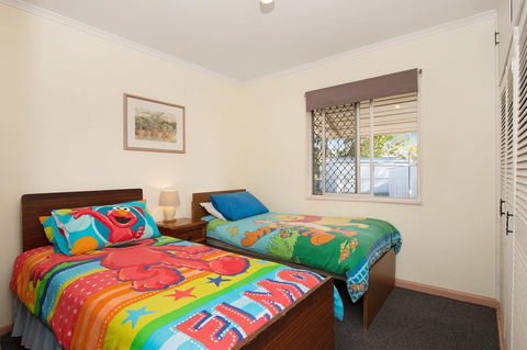 Lowset, Pet Friendly Cottage - Sunset Ave, Bongaree - Hotel Accommodation 7