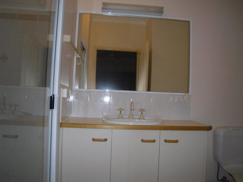 Ground Floor, Family Unit On The Canal With Free WIFI! - Hotel Accommodation 3