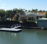 Ground floor family unit on the canal with free WIFI - Hotel Accommodation