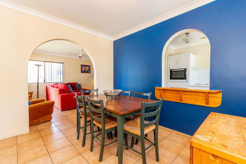 Fantastic Views From This Top Floor Unit! - Hotel Accommodation 2