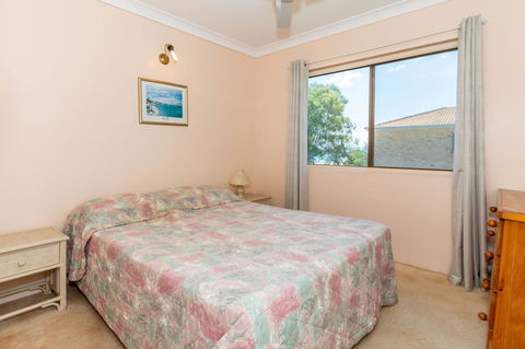 Water Views - Top Floor -Clearview Apartments South Esp, Bongaree - Hotel Accommodation 3