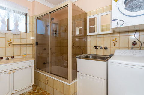 Water Views - Top Floor -Clearview Apartments South Esp, Bongaree - Hotel Accommodation 9