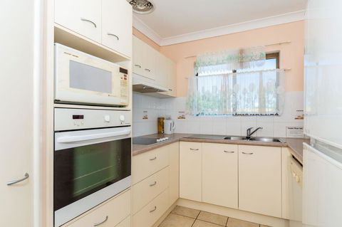 Water Views - Top Floor -Clearview Apartments South Esp, Bongaree - Hotel Accommodation 6