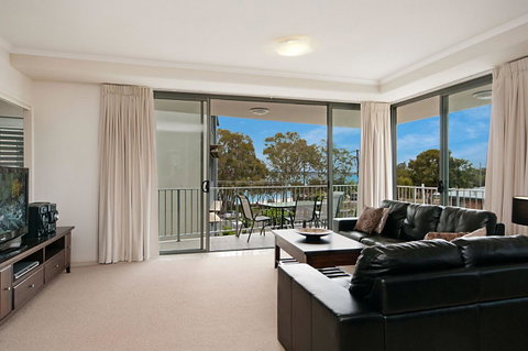 Spectacular Unit Overlooking Pumicestone Passage - Welsby Pde, Bongaree - Hotel Accommodation 2