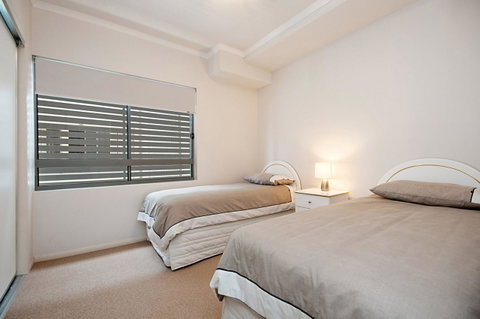 Spectacular Unit Overlooking Pumicestone Passage - Welsby Pde, Bongaree - Hotel Accommodation 7