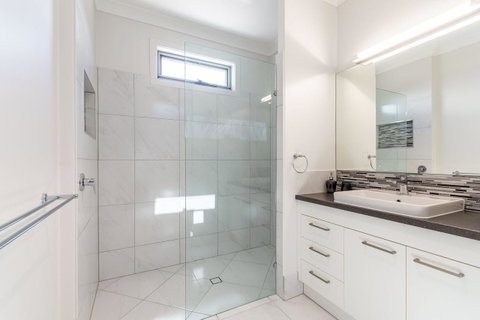Stunning Canal Home Oh So Close To The Waterfront - Hotel Accommodation 7