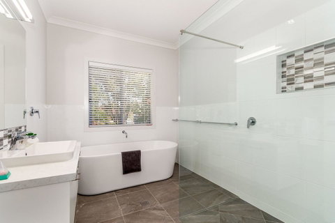 Stunning Canal Home Oh So Close To The Waterfront - Hotel Accommodation 1