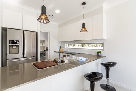 Stunning Canal Home Oh So Close To The Waterfront - Hotel Accommodation 5