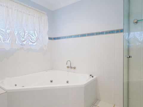 'GrandView', 10 Grandview Close - Huge House With Water Views, Aircon, WIFI, Netflix, Foxtel & Billiard Table - Hotel Accommodation 2