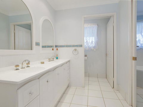'GrandView', 10 Grandview Close - Huge House With Water Views, Aircon, WIFI, Netflix, Foxtel & Billiard Table - Hotel Accommodation 3