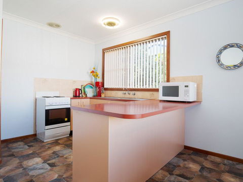 'Rutland', 1/13 Cromarty Road - Pet Friendly, Boat Parking, Water Views, Air Con - Hotel Accommodation 2