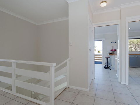 'SeaHaven', 2 Richardson Ave - Large Home With Aircon, Smart TV, WIFI, Netflix & Boat Parking - Hotel Accommodation 1