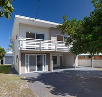 'SeaHaven' 2 Richardson Ave - Large home with Aircon Smart TV WIFI Netflix  Boat Parking - Hotel Accommodation
