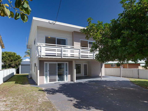 'SeaHaven', 2 Richardson Ave - Large Home With Aircon, Smart TV, WIFI, Netflix & Boat Parking - Hotel Accommodation 0