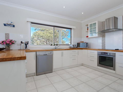 'SeaHaven', 2 Richardson Ave - Large Home With Aircon, Smart TV, WIFI, Netflix & Boat Parking - Hotel Accommodation 3