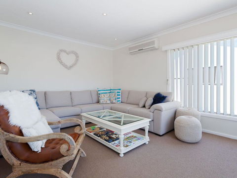 'SeaHaven', 2 Richardson Ave - Large Home With Aircon, Smart TV, WIFI, Netflix & Boat Parking - Hotel Accommodation 2