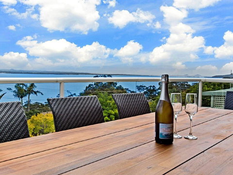 'The Bay', 25 Wallawa Rd - Huge Home With Aircon, Spectacular Views & Chromecast - Hotel Accommodation 1