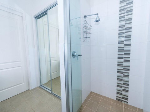 1 'Florida', 5 Lillian Street - 2 Min Walk To Beach, Shops & Restaurants - Hotel Accommodation 2