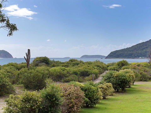 1 'Intrepid', 3 Intrepid Close - Amazing Views Of Shoal Bay, Only 100m From The Beach - Hotel Accommodation 2