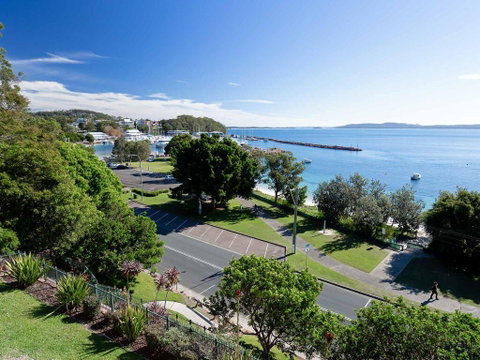 1 'Kiah', 53 Victoria Parade - Stunning Views, Wifi, Aircon, Just Across The Road To The Water - Hotel Accommodation 0