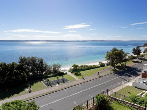 1 'Kiah', 53 Victoria Parade - Stunning Views, Wifi, Aircon, Just Across The Road To The Water - Hotel Accommodation 2