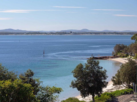 1 'Kiah', 53 Victoria Parade - Stunning Views, Wifi, Aircon, Just Across The Road To The Water - Hotel Accommodation 3