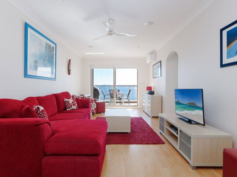 1 'Kiah', 53 Victoria Parade - Stunning Views, Wifi, Aircon, Just Across The Road To The Water - Hotel Accommodation 1