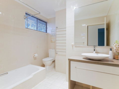 1 'Kooringal', 105 Soldiers Point Road - Waterfront Unit Wth Aircon - Hotel Accommodation 1