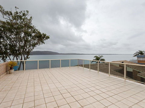 1 'Kooringal', 105 Soldiers Point Road - Waterfront Unit Wth Aircon - Hotel Accommodation 0