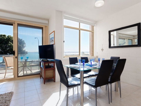 1 'Little Hut', 20 Kurrawa Close - Spectacular Water Views, NBN & Air Conditioned - Hotel Accommodation 1