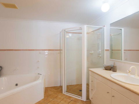 1 'Peninsula Waters', 2-4 Soldiers Point Road - Aircon, Pool & Massive Outdoor Area - Hotel Accommodation 2