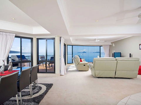 1 'Seaside Splendour' 137 Soldiers Point Road - Beautiful Unit On The Waterfront - Hotel Accommodation 1