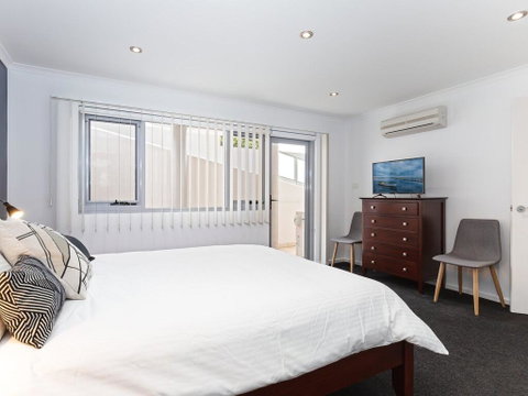 1 'Seaview', 9 Church Street - Huge Air Conditioned Unit With Lift & WIFI - Hotel Accommodation 1