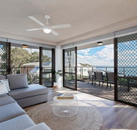 1 'The Poplars' 34 Magnus St - panoramic water views pool aircon  WIFI - Hotel Accommodation