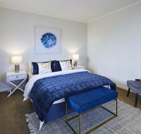 1 Bdrm Top Floor Apt With Sunroom - Hotel Accommodation