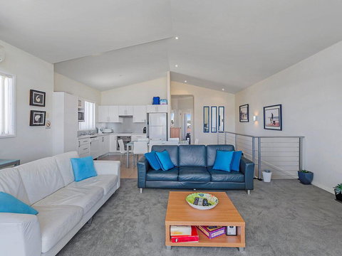 1/32 Ocean Avenue - Three Bedrooms, Three Bathrooms, Air Con, Boat Parking & Water Views - Hotel Accommodation 2