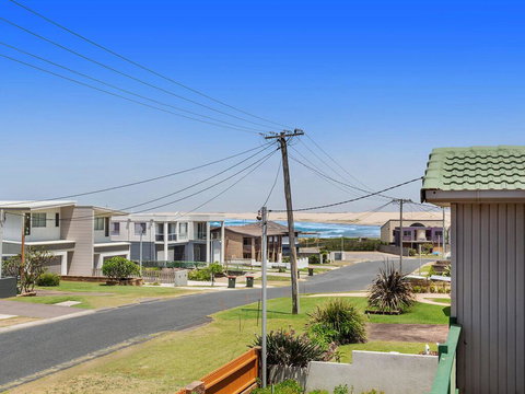 1/32 Ocean Avenue - Three Bedrooms, Three Bathrooms, Air Con, Boat Parking & Water Views - Hotel Accommodation 0