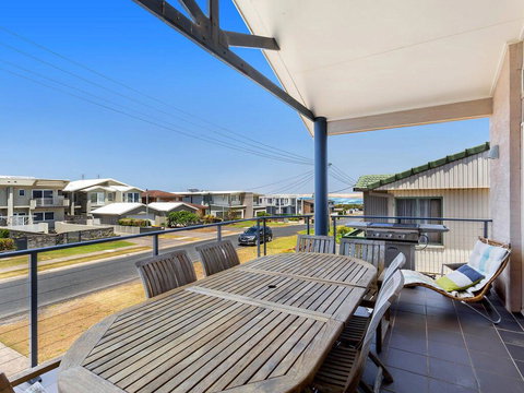 1/32 Ocean Avenue - Three Bedrooms, Three Bathrooms, Air Con, Boat Parking & Water Views - Hotel Accommodation 1