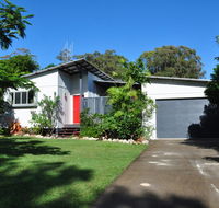 10 Double Island Drive - Modern family home centrally located swimming pool  outdoor area - Hotel Accommodation