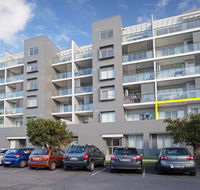 104 'The Shoal' 6-8 Bullecourt Street - linen included  under 200m to beach - Hotel Accommodation