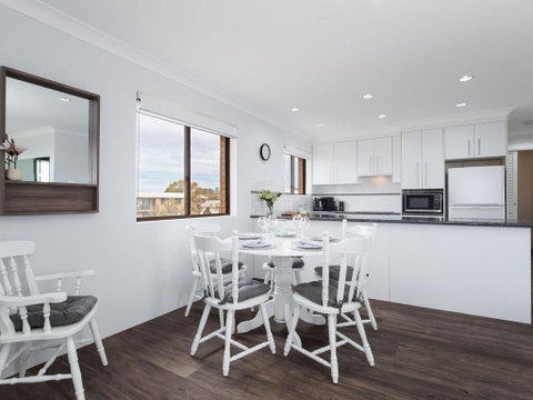 11 'Intrepid' , 3 Intrepid Close - Absolute Beachfront Bliss - Hotel Accommodation 3