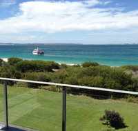 11 'Luskin Lodge' 29 Weatherly Close - stunning water views - Hotel Accommodation