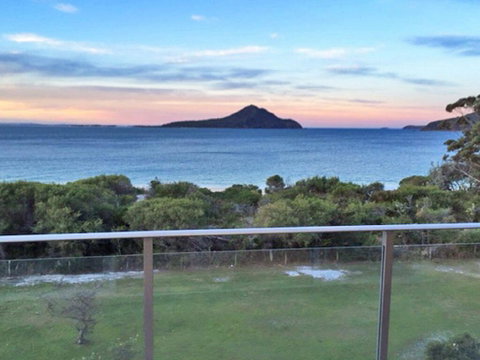 11 'Luskin Lodge' 29 Weatherly Close - Stunning Water Views - Hotel Accommodation 1
