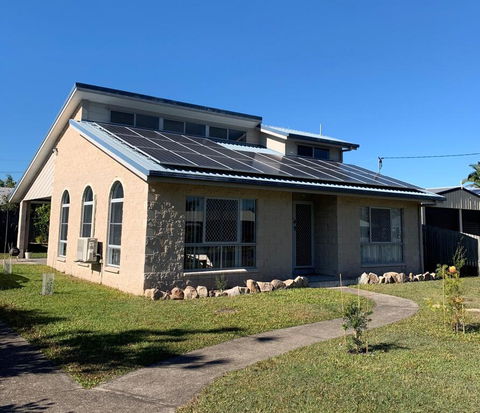 11 Anchovy Street - Tin Can Bay Summer Haven Coastal Retreat - Hotel Accommodation 2