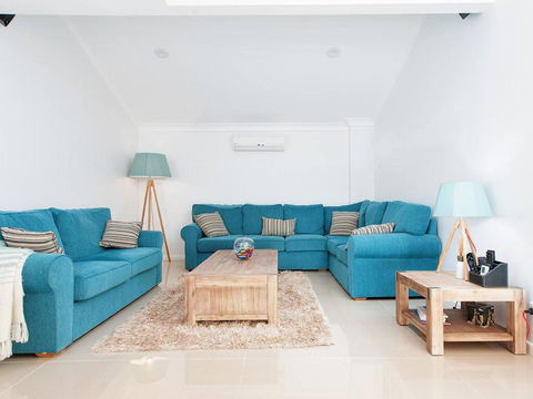 15 'The Moorings', 4 Cromarty Road - Stunning With Water Views & Pool - Hotel Accommodation 2