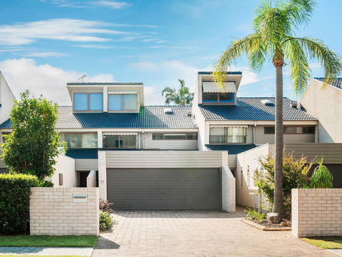 15 'The Moorings', 4 Cromarty Road - Stunning With Water Views & Pool - Hotel Accommodation 0