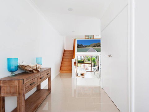 15 'The Moorings', 4 Cromarty Road - Stunning With Water Views & Pool - Hotel Accommodation 1